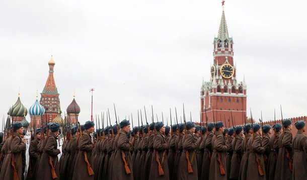 Milhares de manifestantes e simpatizantes do comunismo da Rússia e de outros países realizaram nesta terça-feira 7 uma marcha pelo centro de Moscou para comemorar o centenário da Revolução Bolchevique de 1917, a segunda fase da Revolução Russa que acabou com o regime czarista e deu início à formação da União Soviética