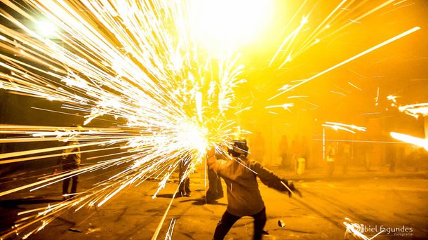 A realização da "guerra de espadas", no município baiano de Senhor do Bonfim, está proibida por decisão da Justiça estadual, que acolheu pedido formulado pelo Ministério Público da Bahia. Ontem, manifestantes fizeram uma caminhada pelas ruas da cidade de Senhor do Bonfim, protestando contra a decisão
