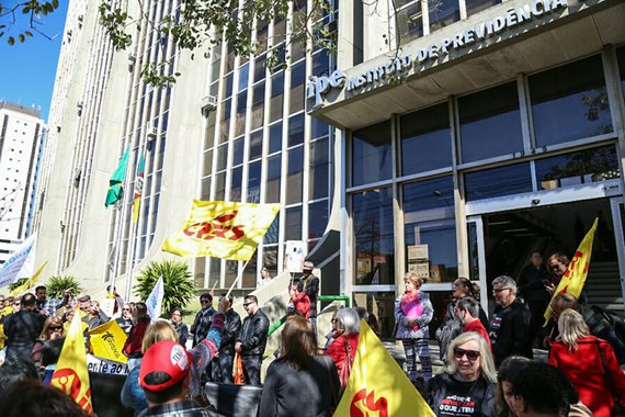 Dezenas de servidores estaduais se reuniram em um protesto em frente à sede do Instituto de Previdência do Rio Grande do Sul – IPERGS, contra a decisão governamental de dividí-lo em duas autarquias, uma para a saúde e outra para a previdência; a categoria alega que não houve qualquer tentativa de debate por parte do governo de José Ivo Sartori (PMDB); presidente do Cpers, Helenir Aguiar Schürer. “Já cansamos de defender o IPE e vamos continuar em nossa defesa intransigente”; sindicalista afirmou não admitir qualquer mudança que não passe por uma discussão com os “verdadeiros donos, que somos nós, os servidores públicos”
 
