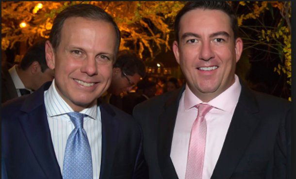 O prefeito de São Paulo, João Doria (PSDB), confirmou vinda a Goiânia para receber o título de cidadão goiano na Assembleia Legislativa; autor do projeto de cidadania é o presidente do Legislativo, José Vitti (PSDB); evento está marcado para o próximo dia 19 de outubro; na justificativa, Vitti ressalta que Doria destaca-se pela carreira como empresário, jornalista, publicitário e político; “É o atual prefeito da cidade de São Paulo e ficou conhecido como entrevistador, palestrante e organizador de eventos empresariais"