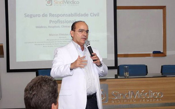 Após o governo do Distrito Federal anunciar o parcelamento de salários do funcionalismo público, o presidente do Sindicato dos Médicos (SindMédico), Gutemberg Fialho, afirmou que a categoria entrará na Justiça contra a medida; de acordo com a Secretaria de Planejamento, 22% do funcionalismo público terá os salários parcelados; é o grupo que recebe mais de R$ 7,5 mil mensais.; a porcentagem representa 44.953 servidores; "A gente recebe essa notícia com indignação e revolta. Em quase três anos de governo, ele [Rollemberg] não conseguiu aumentar a arrecadação, não diminuiu a evasão fiscal e nem a eficácia tributária, e manteve a renúncia fiscal em algumas atividades econômicas"