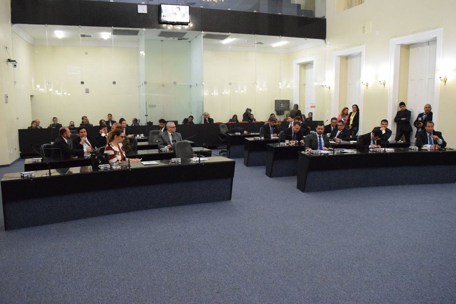 A Assembleia Legislativa de Alagoas (ALE) prometeu realizar mudanças no projeto de lei que versa sobre a idade para entrada e aposentadoria dos integrantes da Polícia Militar e do Corpo de Bombeiros; é que os militares reagiram à proposta de aposentadoria compulsória aos 65 anos, bem como à permissão de novos integrantes a partir dos 40 anos; eles defendem mudanças no regime atual, mas pedem bom senso