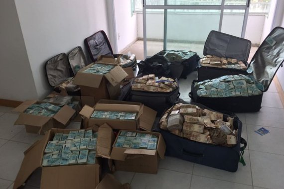 As malas de dinheiro, andando pelas ruas ou escondendo milhões em apartamentos fechados, com recursos roubados do povo e do Estado assaltado pelos grupos mais apodrecidos do País, entristecem-me, mas não me decepcionam