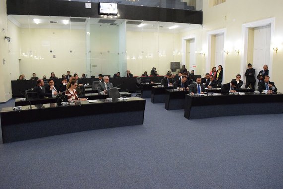 A Assembleia Legislativa de Alagoas (ALE) prometeu realizar mudanças no projeto de lei que versa sobre a idade para entrada e aposentadoria dos integrantes da Polícia Militar e do Corpo de Bombeiros; é que os militares reagiram à proposta de aposentadoria compulsória aos 65 anos, bem como à permissão de novos integrantes a partir dos 40 anos; eles defendem mudanças no regime atual, mas pedem bom senso
