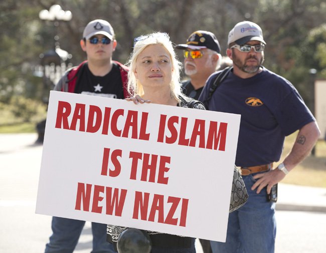 No Texas, EUA, o cartaz diz que o Islã radical é uma nova forma de nazismo