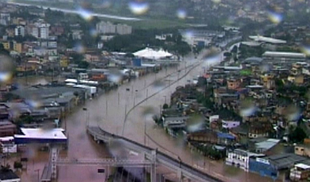 Em média 1.400 construções estão em áreas de risco em Belo Horizonte. A Defesa Civil registrou cinco ocorrências de queda de muros na capital, desde o início do período chuvoso, em outubro deste ano; pelo menos outros 67 muros estão ameaçados; de sábado até esta sexta, os volumes de chuva atingiram 67,5% do esperado para o mês de novembro, que é de 227,6 mm