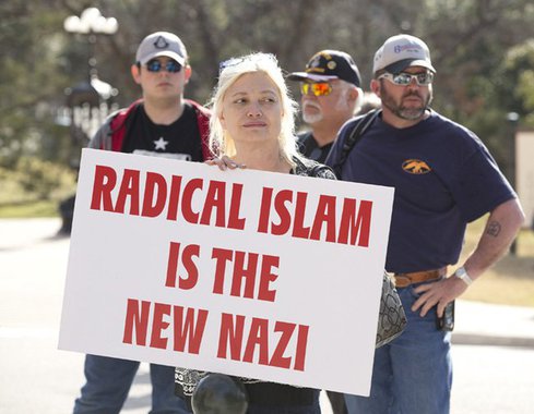 No Texas, EUA, o cartaz diz que o Islã radical é uma nova forma de nazismo