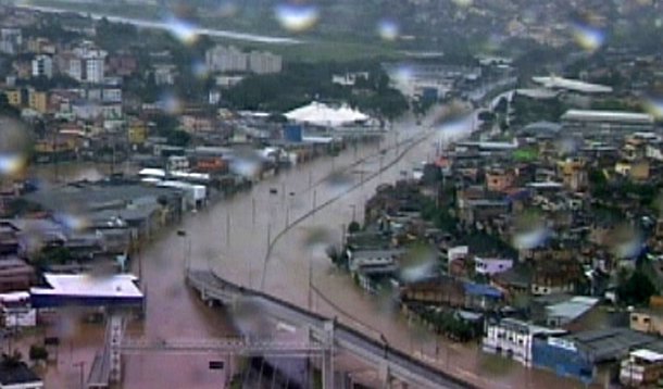 Em média 1.400 construções estão em áreas de risco em Belo Horizonte. A Defesa Civil registrou cinco ocorrências de queda de muros na capital, desde o início do período chuvoso, em outubro deste ano; pelo menos outros 67 muros estão ameaçados; de sábado até esta sexta, os volumes de chuva atingiram 67,5% do esperado para o mês de novembro, que é de 227,6 mm