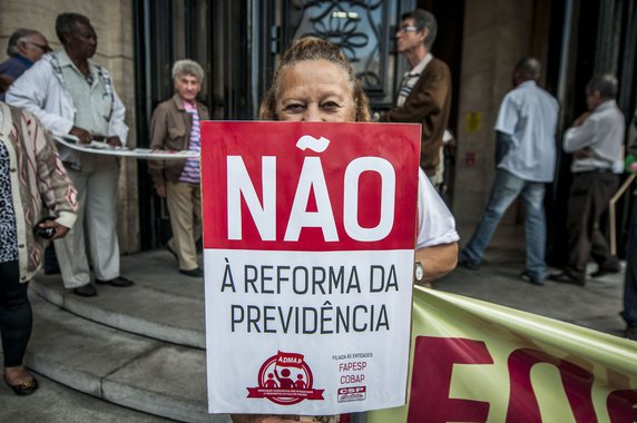 Jornalista Luis Nassif destaca que falhou a retórica do governo de Michel Temer, de que se as medidas não forem aprovadas, o Brasil jamais sairá da crise; "O resultado desse exagero foi que caiu a ficha de parte relevante da classe média, incluindo aí procuradores, magistrados, policiais", afirma; "Toda essa esbórnia de Temer é endossada pela mídia e por setores de mercado que julgam que a ampliação da corrupção é um preço a se pagar para se conquistar as reformas draconianas"