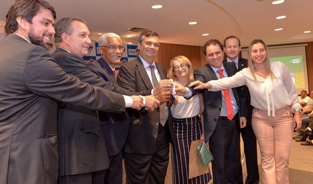 Com o objetivo de impulsionar a produção do homem do campo, o governador Flávio Dino entregou mais equipamentos e máquinas para fortalecer a agricultura em 55 munícios do estado; entre plantadeiras, patrulhas agrícolas, caminhões e kits de irrigação entregues, os implementos beneficiarão os produtores dos programas ‘Agropolos’ e ‘Mais Produção’; de acordo com o secretário de Agricultura, Pecuária e Pesca, Márcio Honaiser, é importante não só produzir, melhorar a produção, mas também cuidar da comercialização e do processamento. “O programa, que já vem em implantação desde o ano passado por determinação do governador, tem investimento de mais de R$ 62 milhões, agora começa a chegar também de forma concreta e física”, pontuou o secretário