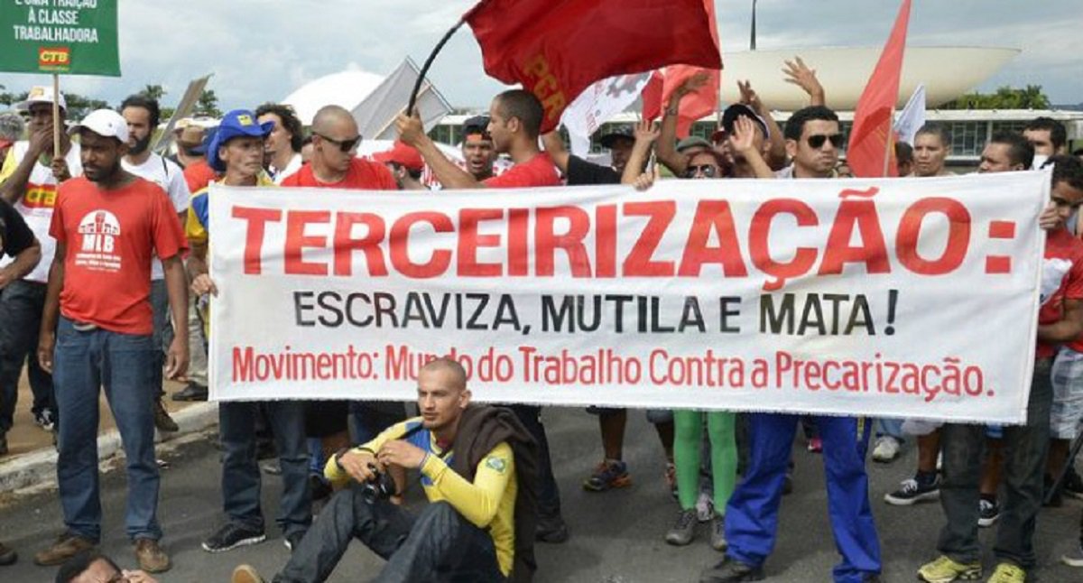Uma manifestação de sindicalistas está sendo articulada pela direção nacional da CUT, para a próxima terça-feira (7), na Câmara Federal, em Brasília, com o objetivo de impedir a votação do PL 4.302/1998, que libera a terceirização de forma ilimitada, inclusive em suas atividades-fim
 