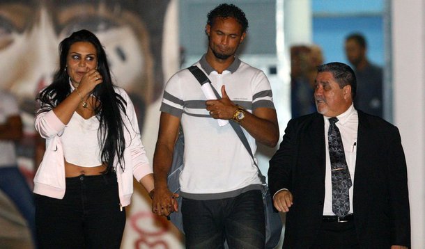 O ex-goleiro do flamengo, Bruno, está na casa de sua mulher, no Rio de Janeiro; segundo o seu advogado, ele pretende, antes de se aproximar do filho, Bruninho, que seja feito um exame de DNA; Bruno estava preso desde 2010 no presídio de Água Santa, em Minas Gerais, condenado pelo homicídio triplamente qualificado, sequestro e cárcere privado da ex-namorada Eliza Samudio, mãe de Bruninho