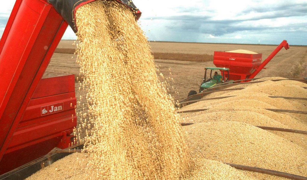 Devem ser colhidas 224,2 milhões de toneladas de cereais, leguminosas e oleaginosas, sendo 93% de soja, milho e arroz, segundo estimativa divulgada nesta quinta-feira, 9, pelo IBGE; previsão de produção para 2017, calculada em fevereiro, variou positivamente 1,3% em relação ao número de janeiro, que já apontava crescimento