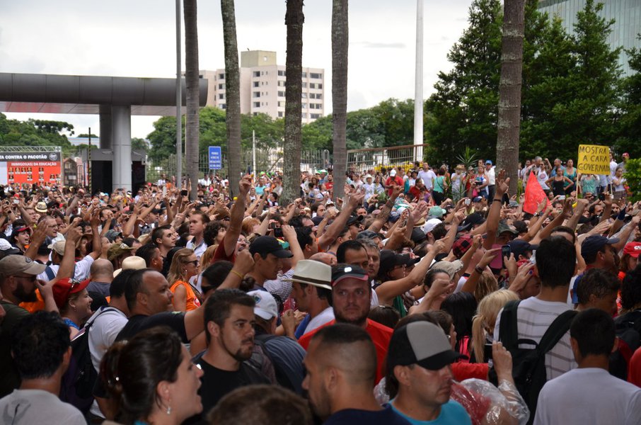 Os educadores deflagrarão greve por tempo indeterminado a partir de quarta-feira, 15 de março, em todas as 2,1 mil escolas da rede pública do Paraná, contra o governador Beto Richa (PSDB) e a reforma da previdência proposta pelo presidente Michel Temer (PMDB); nota dos líderes do movimento diz que o governo não dá trégua e a "cada semana é um desrespeito novo, afetando a vida e rotina de milhares de educadores", obrigados a conviver com a falta de estrutura nas escolas, além de "mentiras e promessas que não chegam nem perto de serem cumpridas"