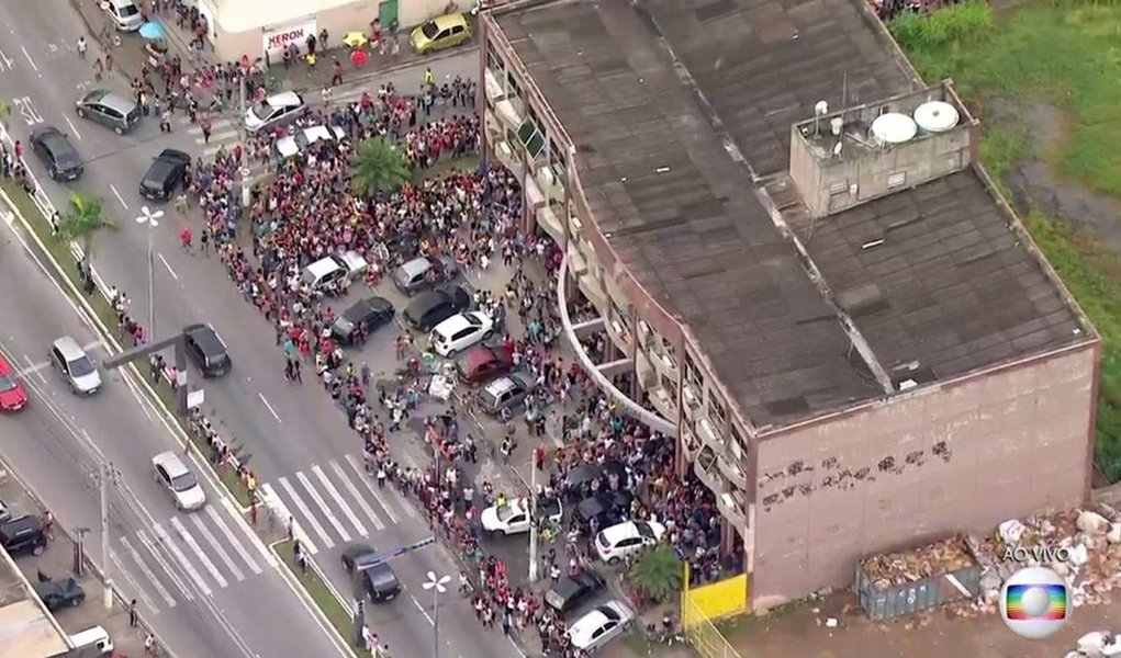 Desde a madrugada desta terça-feira, 7, milhares de pessoas fazem filas que dão a volta no quarteirão para se candidatar a emprego na Prefeitura de Itaguaí, Região metropolitana do Rio de Janeiro; são apenas 600 vagas; estado do Rio de Janeiro fechou 26,4 mil vagas de empregos em janeiro de 2017; este índice levou o Rio a ter o pior desempenho entre os estados brasileiros no primeiro mês do ano