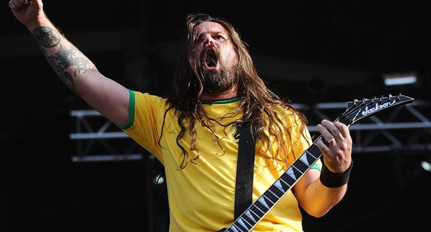 Em entrevista à Sputnik Brasil, o músico Andreas Kisser, guitarrista de uma das mais conhecidas bandas de metal brasileiras, fez duras críticas à situação política do Brasil pós-golpe que retirou a presidente Dilma Rousseff; "Eu acho que você tem que ficar atento àquilo que tá acontecendo. Porque senão, acontece o que você vê no Brasil, as pessoas deixaram muito tempo sem ligar para política e agora tá um caos de corrupção, políticos famosos na cadeia, políticos importantes na prisão, outros importantes ainda não, mas já na mira da justiça, impeachment da presidente", afirmou; "No ano que vem, nós vamos ter eleições para presidente de novo e vai ser um momento muito importante. Eu acho que o caos realmente está pior, as pessoas estão cada vez menos tolerantes"