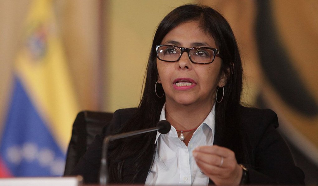 "Hoje devemos dizer que infelizmente o Brasil é a vergonha mundial. Todos os dias seus políticos se envolvem em escândalos desde o momento em que eles realizaram um golpe contra Dilma Rousseff", declarou Delcy Rodríguez, ministra das Relações Exteriores da Venezuela, segundo o jornal El Nacional; primeiro chanceler do governo Temer, José Serra mudou as regras do Mercosul e impediu que a Venezuela assumisse a presidência temporária do bloco; sucessor de Serra, Aloysio Nunes tem retórica ainda mais agressiva; tanto Serra como Aloysio estão envolvidos na Lava Jato e podem se complicar se for homologada a delação de Adir Assad, que disse ter pago R$ 100 milhões a Paulo Preto, operador do PSDB em São Paulo