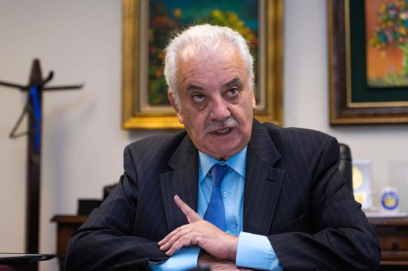 Equador está próximo de fechar um acordo com a empreiteira Odebrecht que permitirá ao país obter informações detalhadas sobre uma suposta rede de subornos e receber uma indenização; segundo o procurador equatoriano Galo Chiriboga, empresa brasileira aceitou que o acordo seja público em sua maior parte, e concordou em entregar a Quito as mesmas informações repassadas a Brasil, Suíça e Estados Unidos sobre sua rede de propinas; "O tema central, o penal, acho que está praticamente acordado... O que falta? Estão definindo o esquema sobre possíveis indenizações a serem pagas", disse; Odebrecht é suspeita de pagar propina de US$ 33,5 milhões para obter contratos no Equador 