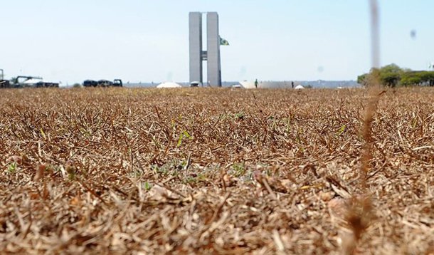 O Instituto Nacional de Meteorologia (Inmet) informou que o volume de chuva registrado no Distrito Federal do dia 1 ao dia 9 de março de 2017 foi de 23,6 milímetros, cerca de 70% inferior à média do mesmo período do ano passado, 82 milímetros; de acordo com a meteorologista Ingrid Peixoto, até o dia 31, existe a possibilidade de chover abaixo da média histórica para março – 180,6  milímetros, apontou o Inmet