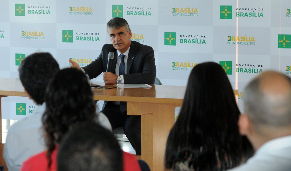 O governador Rodrigo Rollemberg enviou à Câmara Legislativa uma proposta de emenda à Lei Orgânica que veta salários de empregados públicos acima do teto constitucional de R$ 30.417,11; em algumas estatais do Distrito Federal, trabalhadores chegam a receber mais de R$ 100 mil mensais; “Mesmo com a autonomia financeira, as empresas devem se subordinar aos princípios do governo”, disse o secretário da Casa Civil, Sérgio Sampaio