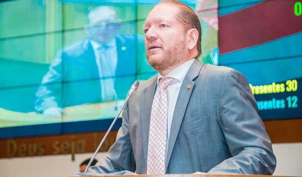 O deputado estadual Othelino Neto (PCdoB) fez uma consistente defesa do reajuste das alíquotas do ICMS, que entraram em vigor em todo o Estado; de acordo com o parlamentar, a iniciativa foi necessária para que o governo mantivesse o nível de investimentos e evitasse um cenário de crise como em outros estados; “Houve necessidade de fazer ajustes para aumentar a arrecadação, manter os serviços essências e pagar os salários dos servidores”, disse; “O prejuízo ainda está latente com as isenções ilegais cedidas pelo governo passado”