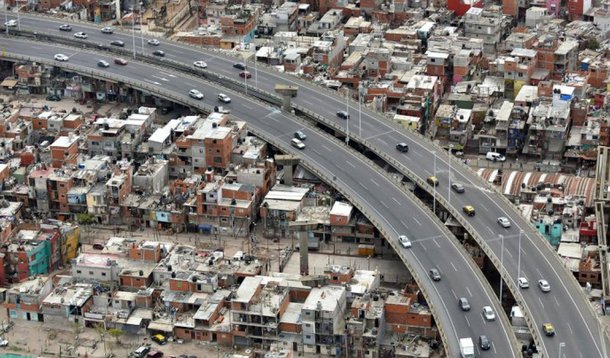 Pobreza afeta 13 milhões de pessoas devido à precariedade do mercado de trabalho e a falta de políticas de desenvolvimento, indicou um relatório apresentado pela Universidad Católica Argentina (UCA); além disso, 2,7 milhões de pessoas – o equivalente a 6,9% do total da população – está em situação de indigência, um crescimento de 600 mil pessoas em relação ao fim do ano anterior