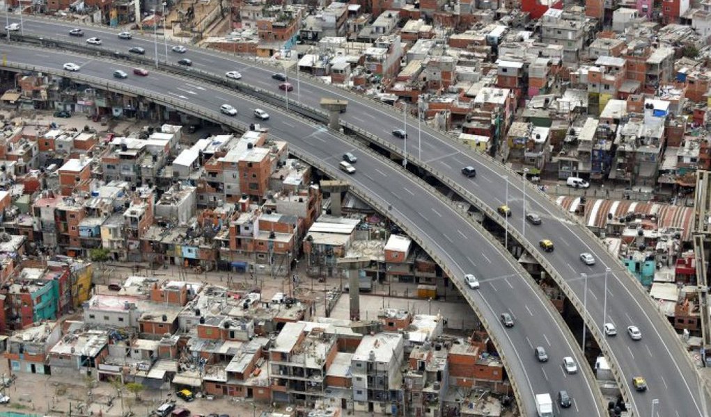 Pobreza afeta 13 milhões de pessoas devido à precariedade do mercado de trabalho e a falta de políticas de desenvolvimento, indicou um relatório apresentado pela Universidad Católica Argentina (UCA); além disso, 2,7 milhões de pessoas – o equivalente a 6,9% do total da população – está em situação de indigência, um crescimento de 600 mil pessoas em relação ao fim do ano anterior