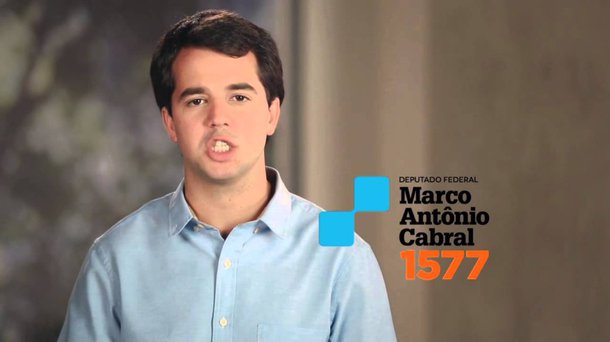 O deputado federal Marco Antônio Cabral, filho mais novo do ex-governador do Rio de Janeiro Sérgio Cabral – preso em Bangu desde novembro pela Operação Lava Jato – foi expulso de um camarote na Marquês de Sapucaí; ele estava sem a pulseira de acesso e enfrentou a segurança afirmando que entraria “de qualquer maneira” junto com mais dois amigos; durante a confusão, ele disse a um dos funcionários: “Não bota a mão em mim. Sabe quem sou eu?”