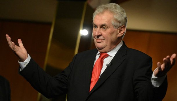 Milos Zeman continua a ser uma das figuras mais populares no país, especialmente nas áreas rurais; ele tem defendido laços mais estreitos com a Rússia e a China, apoiou Donald Trump e quer limitar a entrada de requerentes de asilo; ao responder pergunta sobre se poderia ser considerado um agente russo, o presidente saiu com essa: "Eu sou um agente da Rússia e, particularmente, de Vladimir Vladimirovich Putin. Devo acrescentar que eu também sou um agente do presidente chinês. Agora, ao que parece, também do novo presidente dos EUA. Sou um agente de Israel, que tenho apoiado todo este tempo", Zeman respondeu em russo, ao qual domina