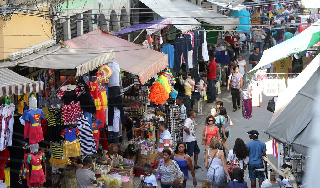 A inadimplência no comércio lojista da Cidade do Rio de Janeiro aumentou 1,3% em fevereiro na comparação com o mesmo período de 2016, de acordo com os registros do Serviço Central de Proteção ao Crédito do CDLRio - Clube de Diretores Lojistas do Rio de Janeiro; é o segundo mês do ano de aumento da inadimplência; em janeiro ela cresceu 1,9%