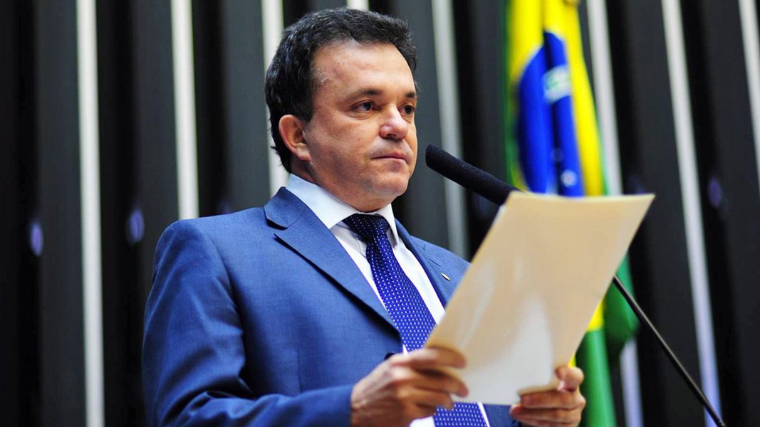 Segunda Turma do Supremo Tribunal Federal (STF) decidiu hoje (14) abrir ação penal contra o deputado federal Vander Loubet (PT-MS) e mais duas pessoas pelos crimes de corrupção e lavagem de dinheiro; por unanimidade e seguindo voto do relator, Edson Fachin, os ministros entenderam que o parlamentar também vai responder pelo crime de organização criminosa, por haver indícios do suposto recebimento de vantagem indevida oriunda do esquema montado para desviar recursos da Petrobras; de acordo com denúncia, o parlamentar teria solicitado e recebido, entre 2012 e 2014, cerca de R$ 1 milhão, que teria sido pago em 11 parcelas pelo doleiro Alberto Youssef