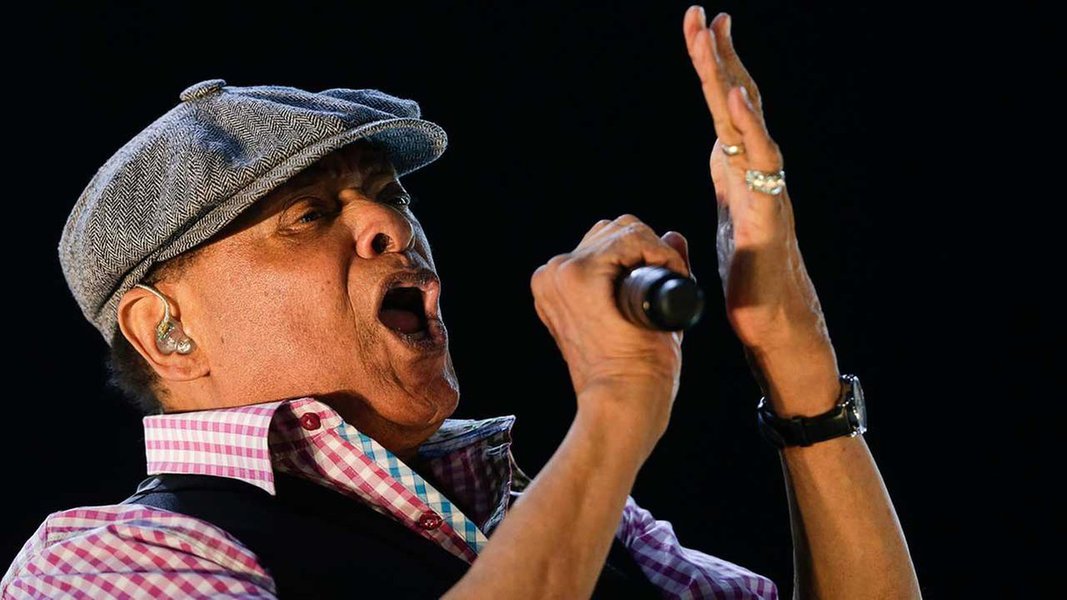  O cantor de jazz e R&amp;B Al Jarreau, premiado sete vezes com o Grammy, morreu no domingo em Los Angeles; a página do cantor no Facebook diz que ele "morreu nesta manhã... Ele estava no hospital, acompanhado de mulher, filho e alguns familiares e amigos"; não foi informada a causa da morte