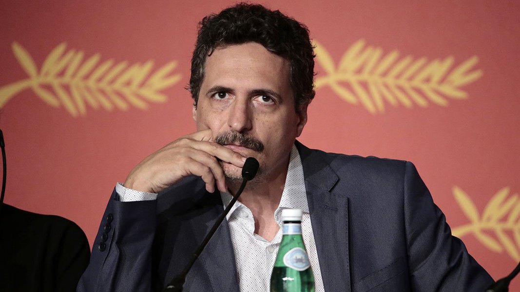 Através de uma denúncia anônima, o Ministério Público Federal abriu ação civil contra o cineasta pernambucano Kleber Mendonça Filho, por conta de supostas irregularidades envolvendo a captação de recursos para o filme Aquarius; sucesso em Cannes, o filme se tornou símbolo de denúncia contra o golpe parlamentar; advogado do cineasta, Aristóteles Camara, diz que a ação é fruto de uma denúncia mal formulada e com base em fatos inverídicos