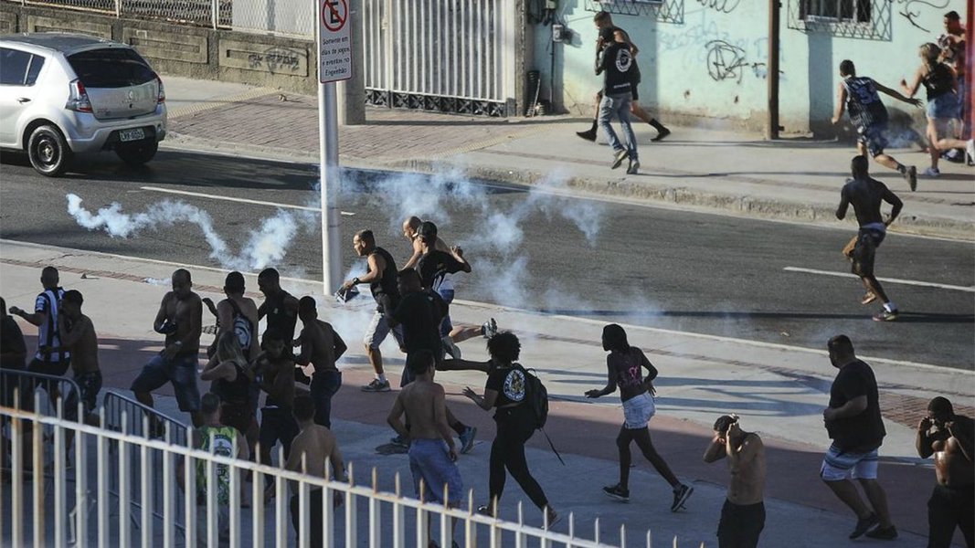 A morte do torcedor botafoguense Diego Silva dos Santos, no último dia 12, antes da partida entre Botafogo e Flamengo, foi a gota d'água para a Justiça proibir a presença de torcida adversária nos jogos estaduais do Rio; determinação foi divulgada nesta sexta-feira (17), em caráter liminar, pelo juiz Guilherme Schilling Polo Duarte, do Juizado Especial do Torcedor e dos Grandes Eventos.