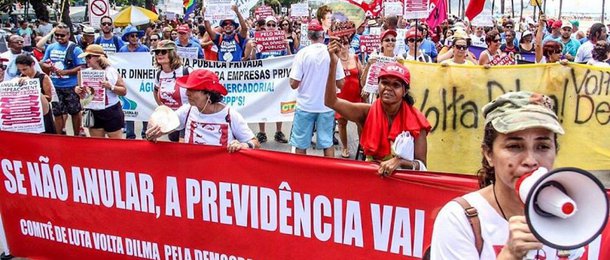 Servidores públicos estaduais participaram neste domingo de manifestação na orla de Copacabana, zona sul do Rio de Janeiro, em protesto contra o pacote de medidas anunciadas pelo governo do estado para combater a crise financeira; pacote inclui a privatização da Companhia Estadual de Águas e Esgotos (Cedae), em contrapartida à ajuda federal para o governo fluminense; os servidores prometem reagir também contra a proposta encaminhada pelo governador Luiz Fernando Pezão à Assembleia Legislativa do estado (Alerj) de aumento da contribuição previdenciária dos atuais 11% para 22%