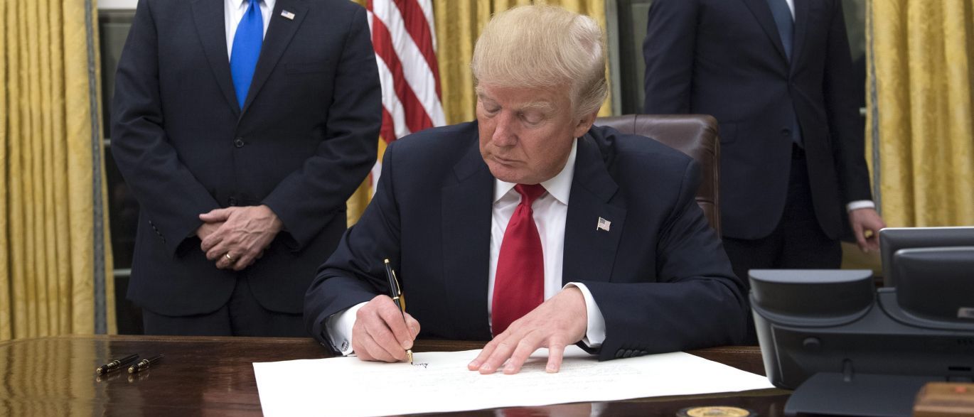 Presidente dos Estados Unidos assinou um decreto nesta sexta-feira, 24, com o objetivo de revogar ou simplificar as regulamentações federais; decreto, assinado por Donald Trump no Salão Oval junto com executivos das principais corporações dos EUA, determina que cada agência federal estabeleça uma força-tarefa de reforma regulatória para garantir que cada agência tenha uma equipe para pesquisar todas as regulamentações de modo a indicar aquelas consideradas onerosas para a economia dos EUA