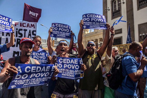Movimento Unificado dos Servidores Públicos Estaduais (Muspe) realiza mais uma manifestação nesta terça-feira 14 em frente à Assembleia Legislativa do Estado do Rio de Janeiro (Alerj) contrária à privatização da Companhia Estadual de Águas e Esgoto (Cedae); apesar de a votação do projeto de lei que privatiza a Cedae ter sido adiada, o protesto foi mantido