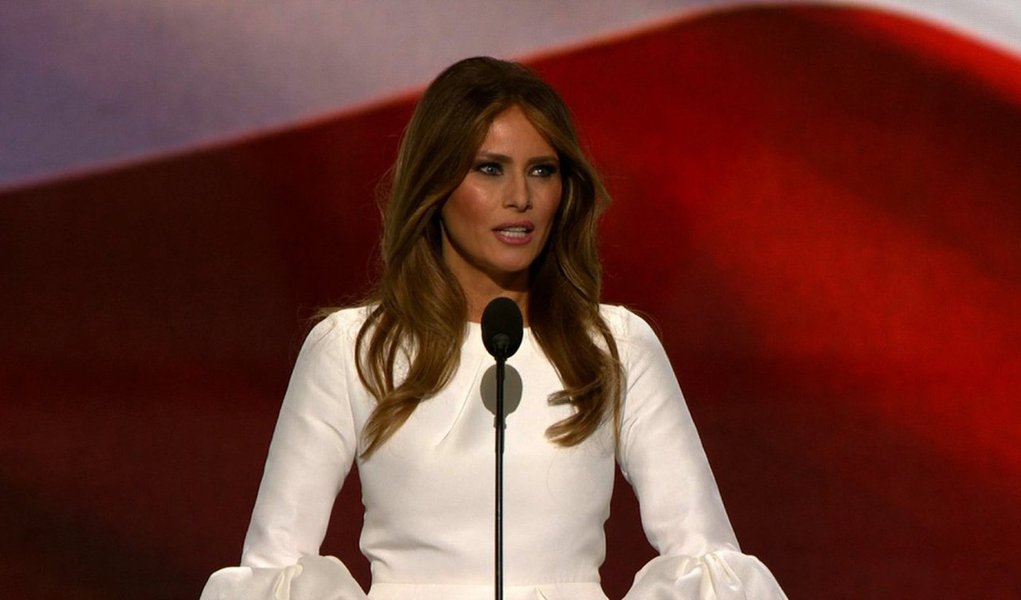 Primeira­dama dos Estados Unidos, Melania Trump, fez um acordo com o blogueiro Webster Tarpley, que publicou rumores de que ela era prostituta na década de 1990 e repercutiu um boato de que ela teria sofrido um colapso; de acordo com o advogado de Melania, Charles Harder, ele pagou "uma substancial quantia", não divulgada; o Tribunal do Estado de Maryland aceitou o processo, mas a ação foi arquivada após um pedido de desculpas do blogueiro, confirmado por Harder e pela defensora de Tarpley, Danielle Giroux