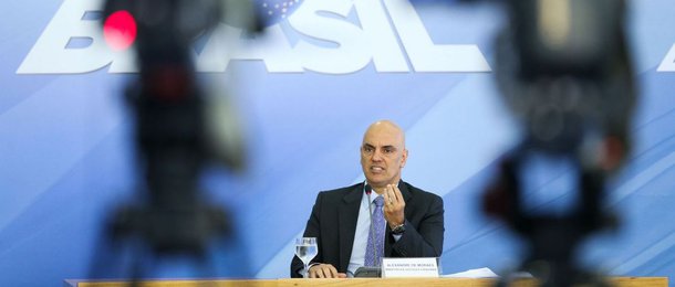 "Espera-se da oposição no Senado implacável resistência ao nome de Alexandre de Moraes para ocupar vaga no STF. Mas tomara que seja pelos motivos certos", escreve Breno Altman; para o jornalista, "o fato de seu escritório ter atendido cooperativas supostamente vinculadas ao PCC não é um argumento razoável e idôneo", assim como o argumento de que Moraes é filiado a um partido político; "Ele não deve ir ao STF, acima de tudo, porque é um golpista e sua trajetória se vincula à repressão contra os movimentos sociais. Também porque é correto colocá-lo sob a suspeição de que, ao revisar a Lava Jato, tenderá a manter o regime de exceção comandado por Moro e a proteger tanto tucanos quando peemedebistas", afirma