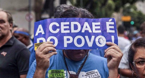 Um grupo de manifestantes e funcionários da Cedae que se concentravam em frente à Assembleia Legislativa do Rio (Alerj) estão em passeata em direção à Candelária e prometem "fechar o centro do Rio", após a aprovação do texto base do projeto de lei que autoriza a privatização da Cedae; projeto foi parovado por 41 votos a favor e 28 contra; passeata chegou a fechar as quatro vias da Avenida Getúlio Vargas, uma das mais vias do Centro do Rio; Batalhão de Choque da PM lançou bombas de gás contra um grupo de black blocks que tentava destruir caixas de som instaladas no acesso à Marquês da Sapuca; manifestação prossegue