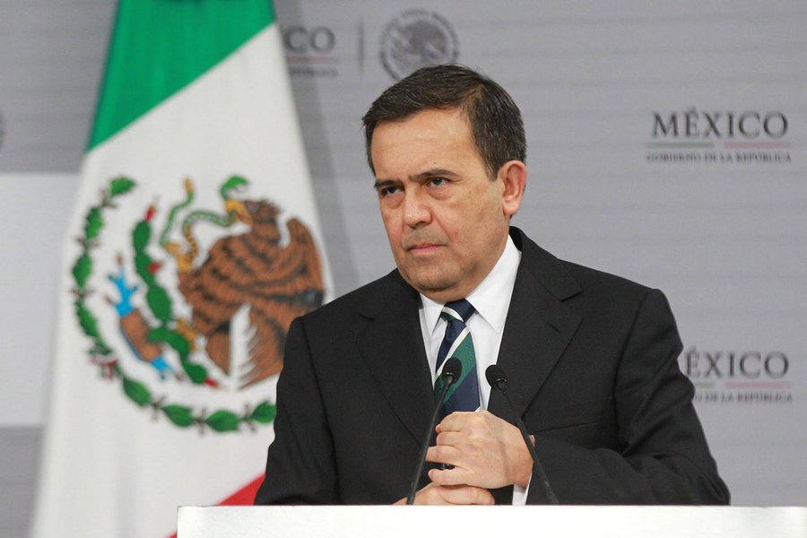 ministro da Economia do México, Ildefonso Guajardo, alertou que seu país irá romper as negociações com o Tratado Norte-Americano de Livre Comércio (Nafta, na sigla em inglês) se os Estados Unidos propuserem tarifas sobre seus produtos, noticiou a Bloomberg nesta segunda-feira, 27; "No momento em que eles disserem 'vamos impôr uma tarifa de 20 por cento sobre os carros', eu me levanto da mesa", disse Guajardo à Bloomberg em entrevista