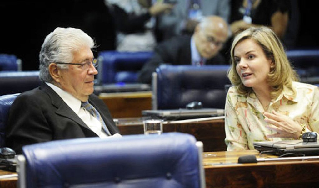 Os senadores Gleisi Hoffmann (PT) e Roberto Requião (PMDB), desde Francisco Beltrão, no Sudoeste do Paraná, debatem nesta segunda-feira (27) a reforma da previdência; trabalhadores rurais e de cooperativas de pequenos produtores discutem no debate manifestações em frente a casa dos deputados federais, contra a reforma da previdência (fim da aposentadoria) e a reforma trabalhista (precarização da mão de obra)