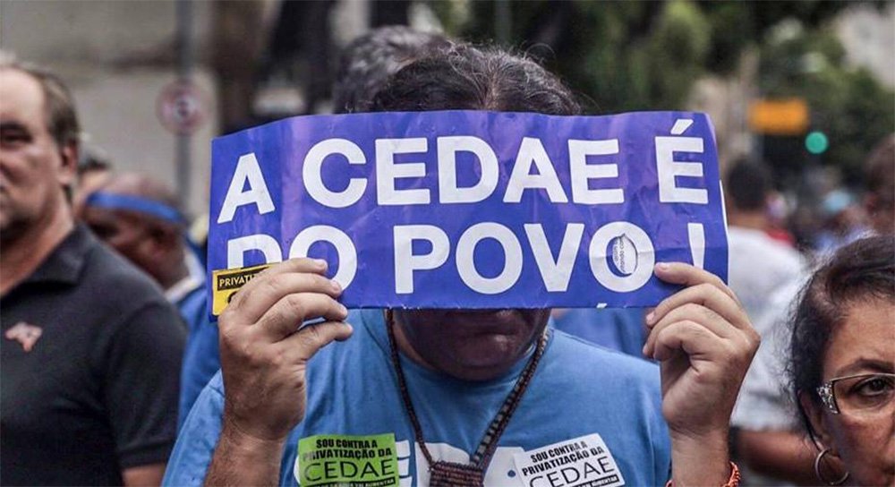 Um grupo de manifestantes e funcionários da Cedae que se concentravam em frente à Assembleia Legislativa do Rio (Alerj) estão em passeata em direção à Candelária e prometem "fechar o centro do Rio", após a aprovação do texto base do projeto de lei que autoriza a privatização da Cedae; projeto foi parovado por 41 votos a favor e 28 contra; passeata chegou a fechar as quatro vias da Avenida Getúlio Vargas, uma das mais vias do Centro do Rio; Batalhão de Choque da PM lançou bombas de gás contra um grupo de black blocks que tentava destruir caixas de som instaladas no acesso à Marquês da Sapuca; manifestação prossegue