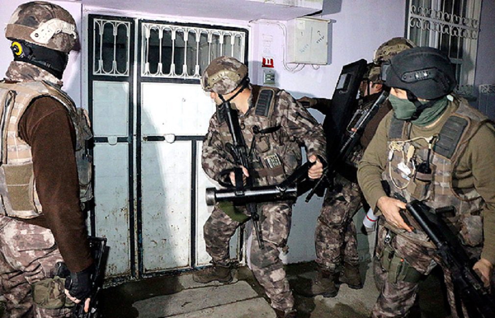 A polícia turca deteve cerca de 400 suspeitos de ligação com o Estado Islâmico neste domingo, em incursões de combate ao terrorismo realizadas em seis províncias; foi a maior operação já realizada contra o grupo militante na Turquia; os detidos eram em sua maioria estrangeiros; pelo menos 60 suspeitos foram presos na capital Ancara, enquanto 150 foram detidos na província Sanliurfa, próxima da fronteira síria