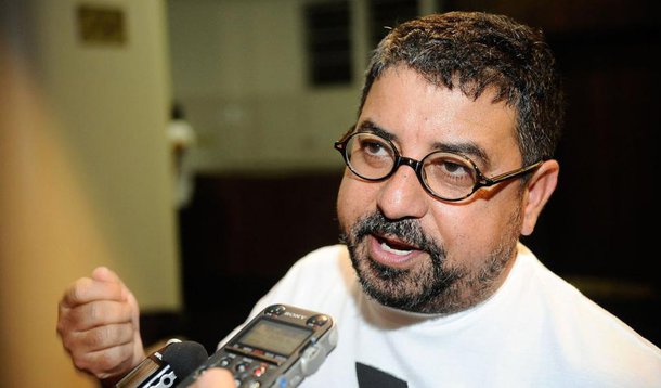 O salário universal, distribuído a todos os cidadãos sem nenhuma contrapartida, é um tema quente atualmente na Europa; na França, o candidato socialista às eleições presidenciais, Benoît Hamon, faz da iniciativa a estrela do seu programa; muitos olhos se voltaram para Maricá, que foi governada por Washinton Quaqua (PT), que criou há três anos o programa Renda Básica de Cidadania (RBC); "No início, os beneficiados eram apenas a população mais pobre, cerca de 14 mil famílias ou 35 mil pessoas, o que representa um terço dos habitantes. A partir do ano passado, ampliamos o programa para toda a população", explicou o ex-prefeito 