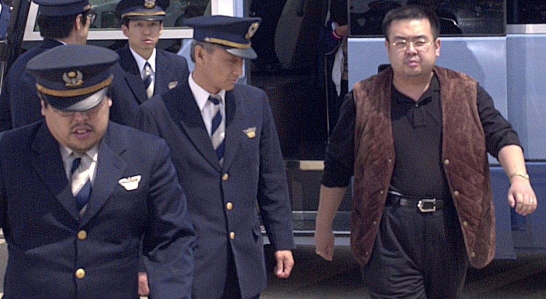 Coreia do Sul acredita que entre os suspeitos procurados pelo assassinato do meio-irmão do líder da Coreia do Norte há várias autoridades que trabalham para os ministérios das Relações Exteriores e da Segurança do país recluso; "Entre os oito suspeitos neste caso, quatro são do Ministério da Segurança Estatal e dois que realmente agiram são do Ministério das Relações Exteriores", disse Lee Cheol-woo, um dos parlamentares informados pela inteligência sul-coreana