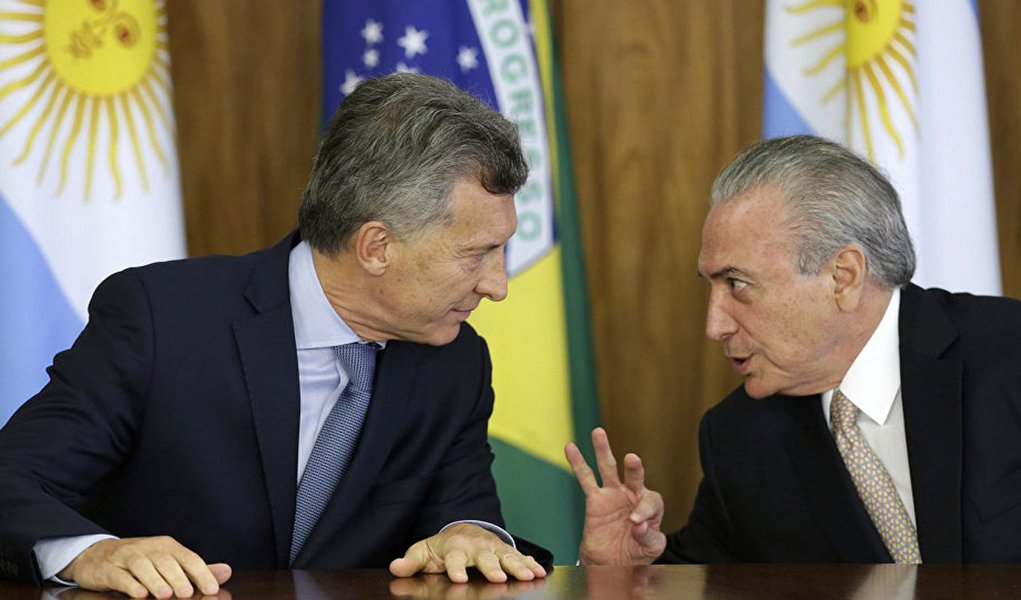 A ex-embaixadora argentina no Reino Unido Alicia Castro e o deputado nacional Guillermo Carmona denunciam que o governo de Michel Temer vem permitindo que aviões de guerra britânicos pousem no Brasil e sejam abastecidos antes de continuar os voos até as Ilhas Malvinas, o que viola o acordo existente com a Argentina; jornal argentino El País destaca o caso em seu site; "Temer, em tempos de paz, está fazendo o mesmo que fez Pinochet em tempos de guerra. Ofertar logística, ofertar estrutura aeroportuária com o silêncio do governo argentino", disse o deputado