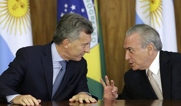 A ex-embaixadora argentina no Reino Unido Alicia Castro e o deputado nacional Guillermo Carmona denunciam que o governo de Michel Temer vem permitindo que aviões de guerra britânicos pousem no Brasil e sejam abastecidos antes de continuar os voos até as Ilhas Malvinas, o que viola o acordo existente com a Argentina; jornal argentino El País destaca o caso em seu site; "Temer, em tempos de paz, está fazendo o mesmo que fez Pinochet em tempos de guerra. Ofertar logística, ofertar estrutura aeroportuária com o silêncio do governo argentino", disse o deputado