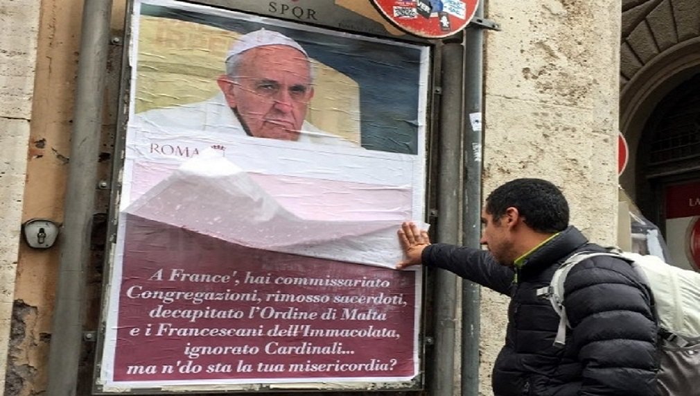 Cartazes acusando o papa Francisco de atacar católicos conservadores foram espalhados por Roma neste fim de semana, e logo encobertos pelas autoridades da cidade; os cartazes, colocados durante a noite entre sexta-feira e sábado por ativistas misteriosos, mostram o papa com a expressão fechada e a frase: "Onde está sua misericórdia?"