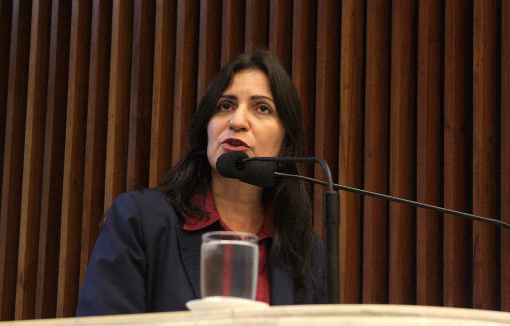 Professora Marlei Fernandes, vice-presidente da Confederação Nacional dos Trabalhadores na Educação e diretora da APP-Sindicato, em nota, afirma que a categoria tem todos os motivos para deflagrar greve por tempo indeterminado nas escolas da rede pública do Paraná; a dirigente sindical se refere aos constantes calotes e humilhações que o governador Beto Richa (PSDB) vem submetendo o magistério paranaense, tais como não pagamento da data-base, avanços e progressões, punição aos professores que adoeceram em sala não lhes atribuindo aulas extraordinárias, redução da hora-atividade, fechamento de turmas, etc